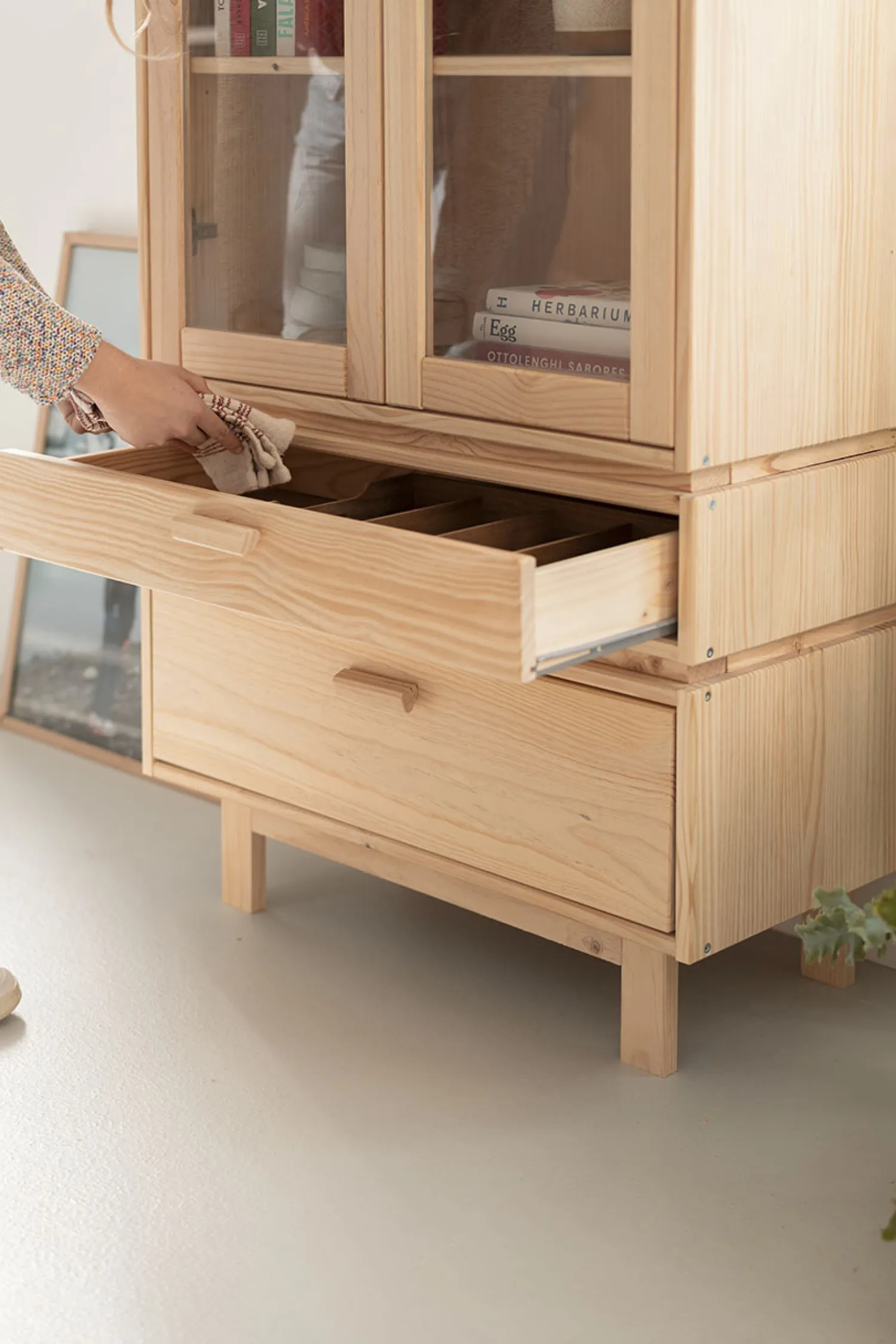 Muebles LUFE Vitrinas^AIKA vitrina con 2 cajones 78x173