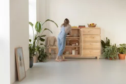 Muebles LUFE Vitrinas^AIKA vitrina doble con cajonera 157x128