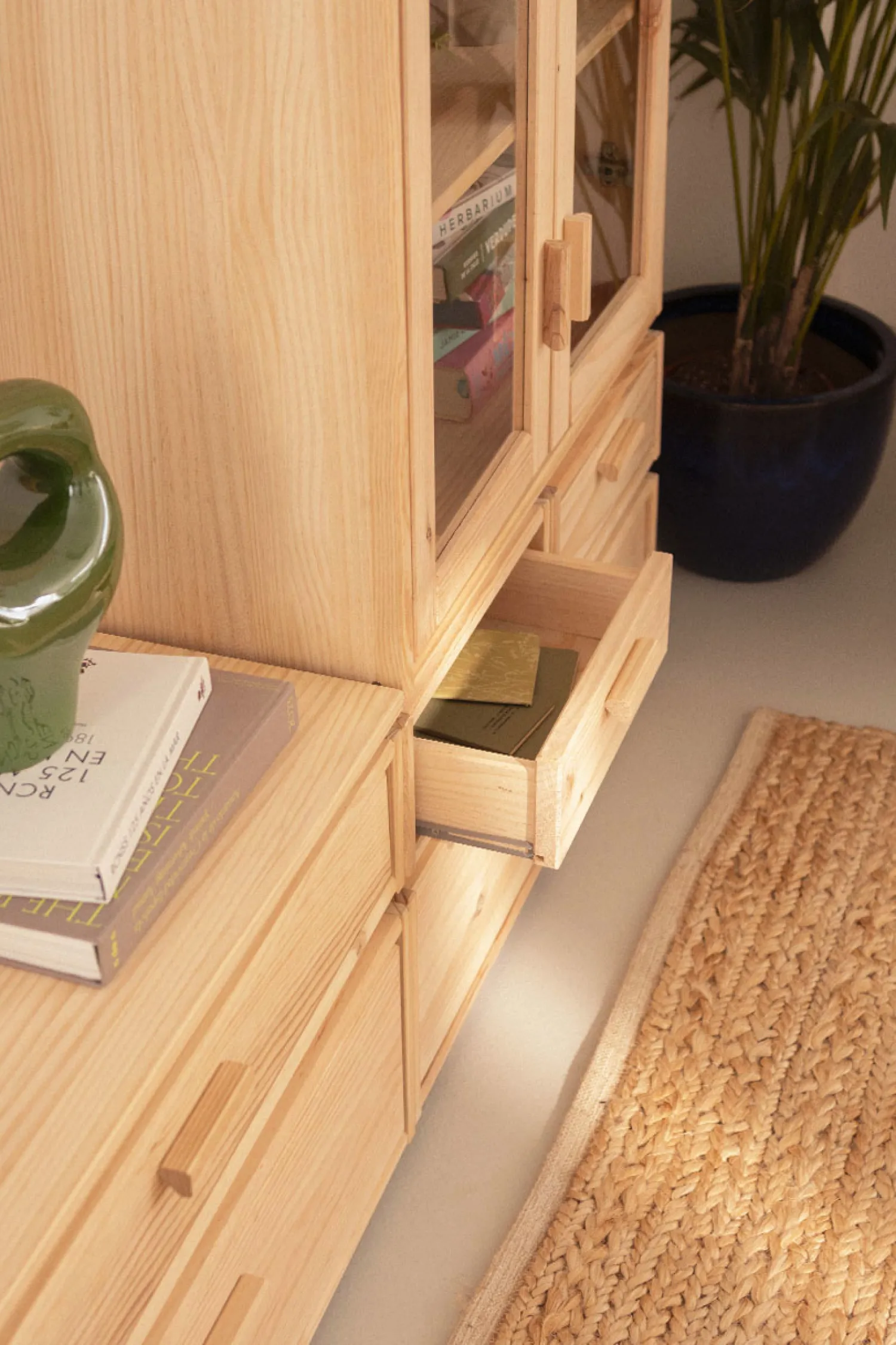 Muebles LUFE Vitrinas^LIBE vitrina con 3 cajones 78x161