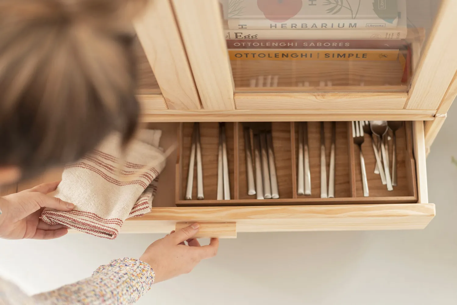 Muebles LUFE Vitrinas^LIBE vitrina doble con 2 cajones 157x143