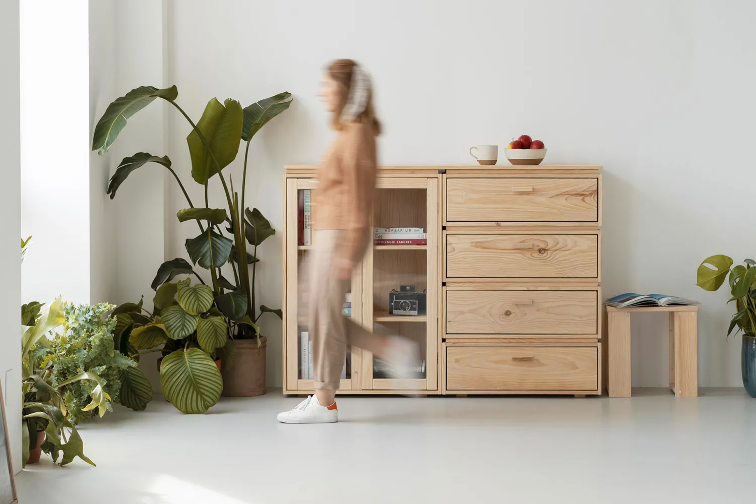 Muebles LUFE Vitrinas^LIBE vitrina doble con cajonera 157x115