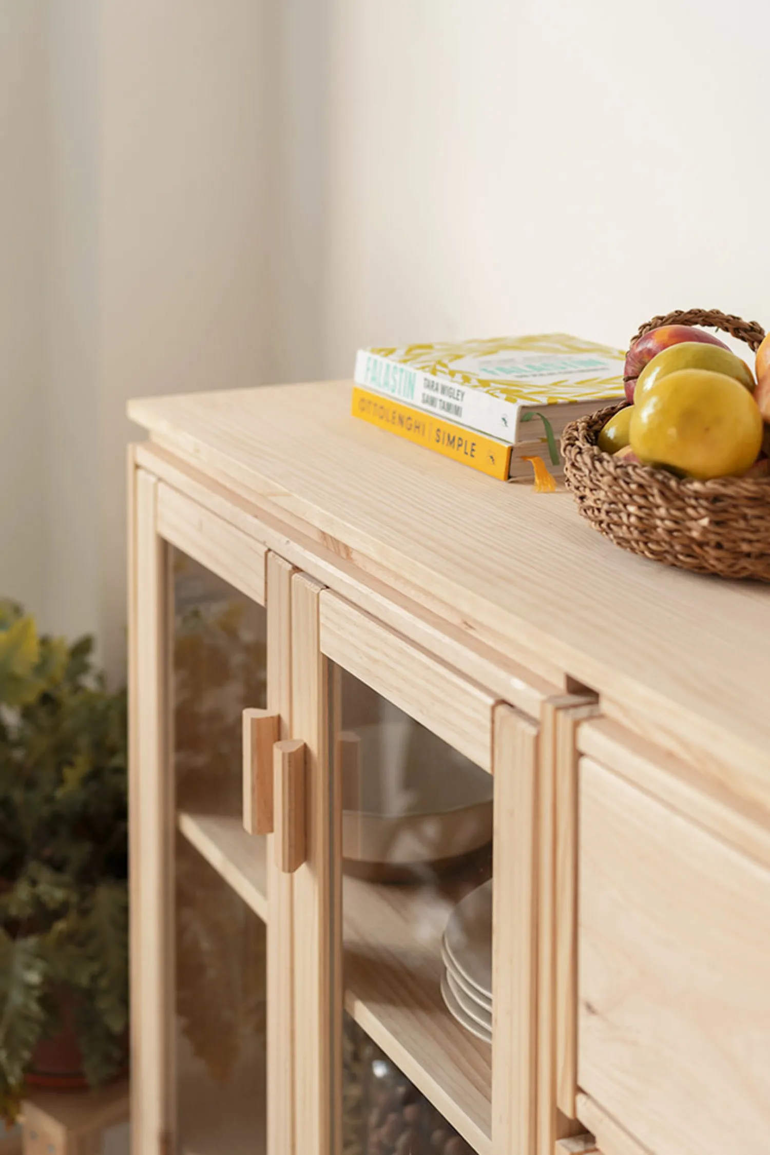 Muebles LUFE Vitrinas^LIBE vitrina doble con cajonera 157x115