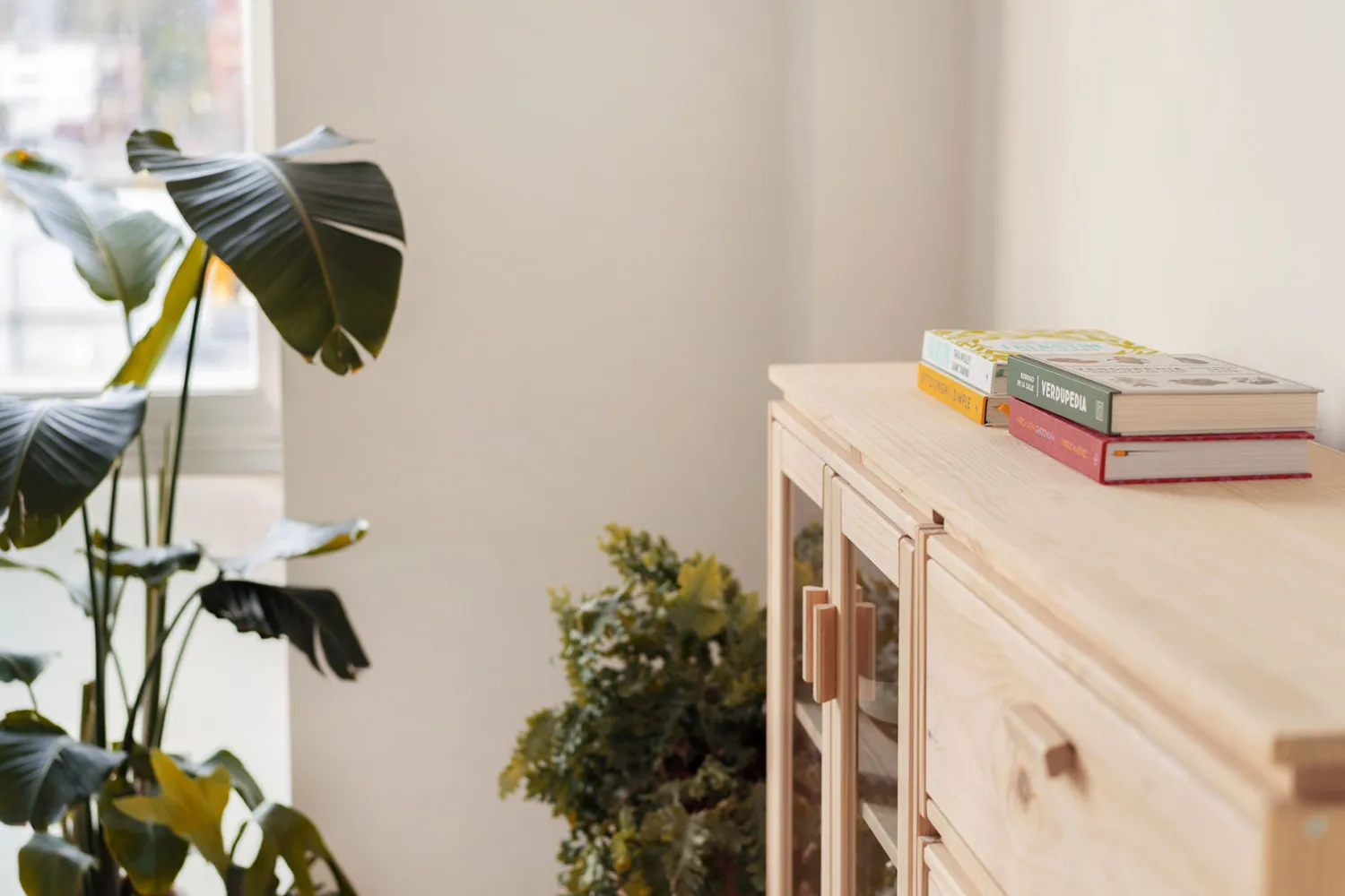 Muebles LUFE Vitrinas^LIBE vitrina doble con cajonera 157x115